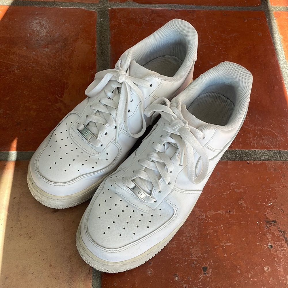 White Nike air forces size 11